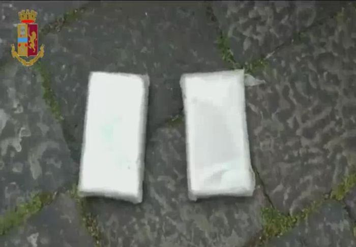 Corriere della droga calabrese arrestato in SiciliaViaggiava con 2 chili di cocaina a bordo dell'auto