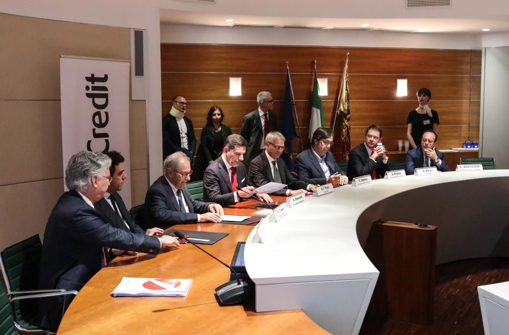 Il momento della firma dell'accordo Unicredit al Vinitaly