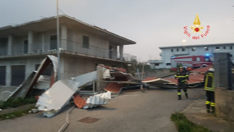 Venti di burrasca in Calabria, notevoli i danni  Registrati tetti scoperchiati e alberi spezzati