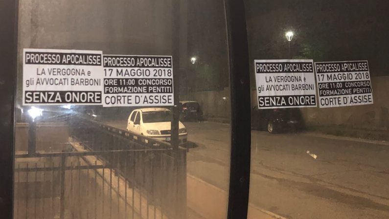 Affissione di manifesti contro pentiti e avvocatiA Cosenza la Procura apre una inchiesta