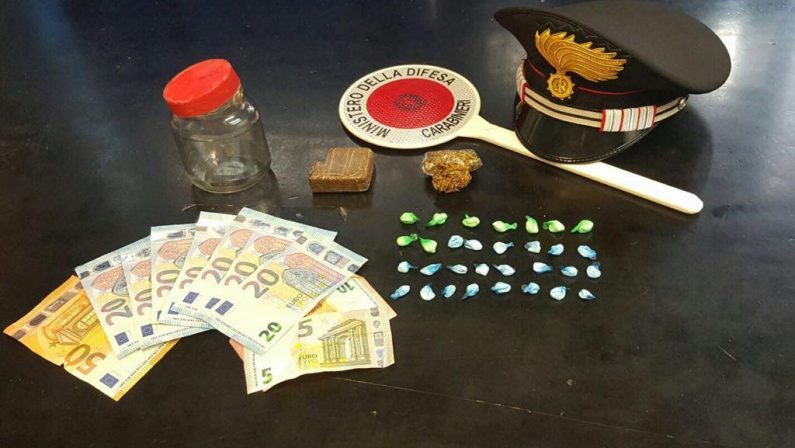 Spacciavano cocaina e marijuana vicino ad una chiesaQuattro persone arrestate in un blitz dei carabinieri