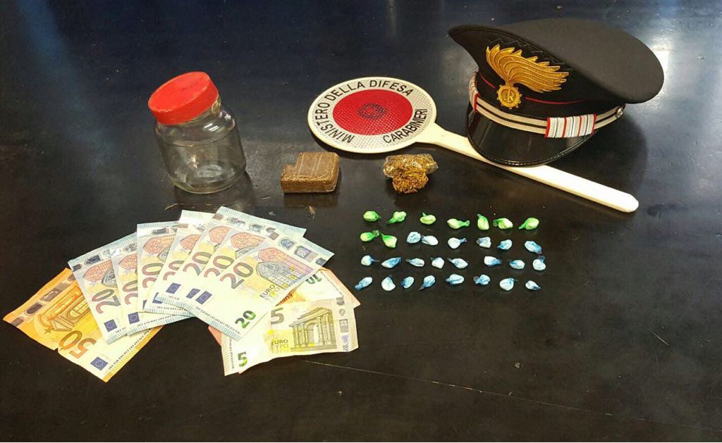 Il materiale sequestrato dai carabinieri
