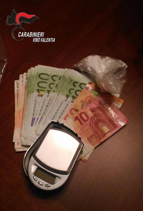 Droga e 31 mila euro in contanti nascosti in 2 case  Arrestato un uomo e denunciato il fratello nel Cosentino