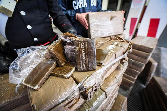 Mercato autonomo della droga: 25 arresti nel napoletano