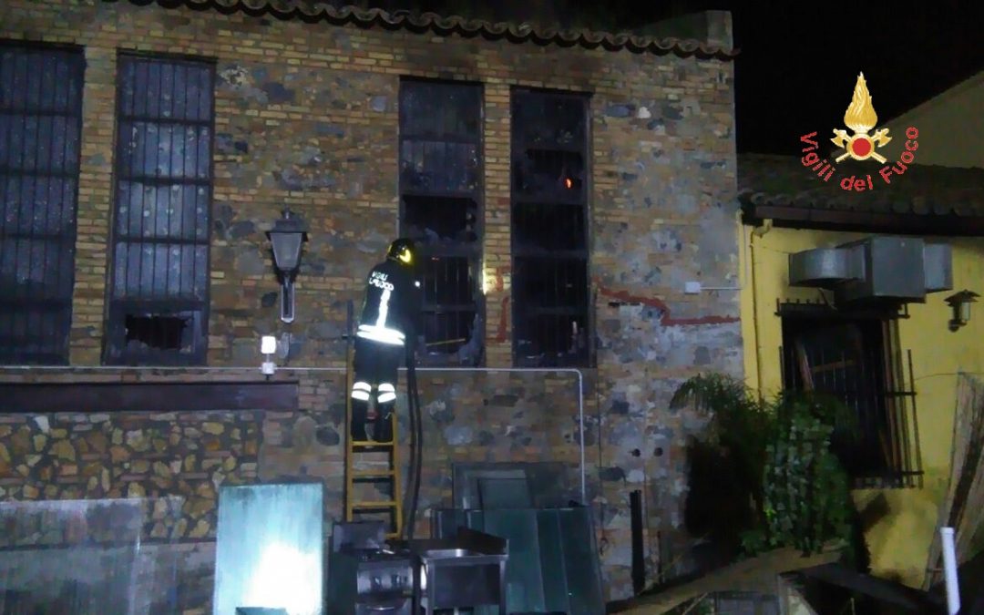 FOTO – Noto pub di Catanzaro distrutto da un incendio: rinvenuti due cadaveri