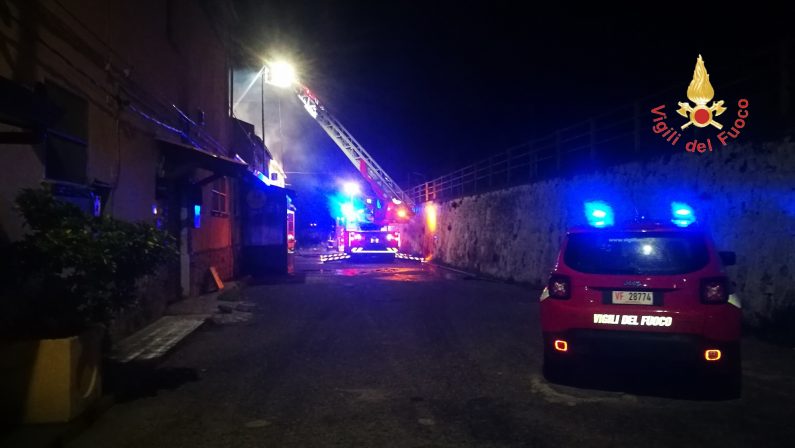 Incendio distrugge un noto pub a Catanzaro Lido  All’interno i cadaveri di due giovani. Il rogo doloso
