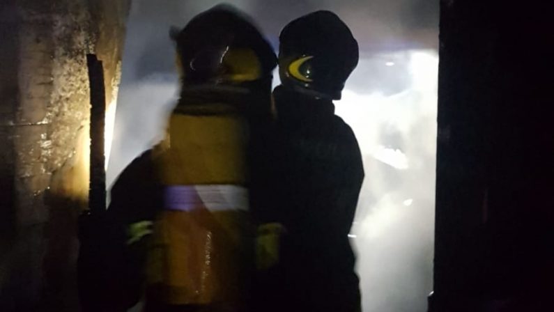 VIDEO - Incendio distrugge un noto pub a CatanzaroAll'interno rinvenuti due cadaveri: avviate indagini