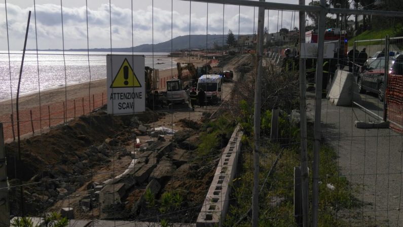 Tragedia sul lavoro a Crotone, morti due operaiCrolla un muro in un cantiere edile. C'è un ferito