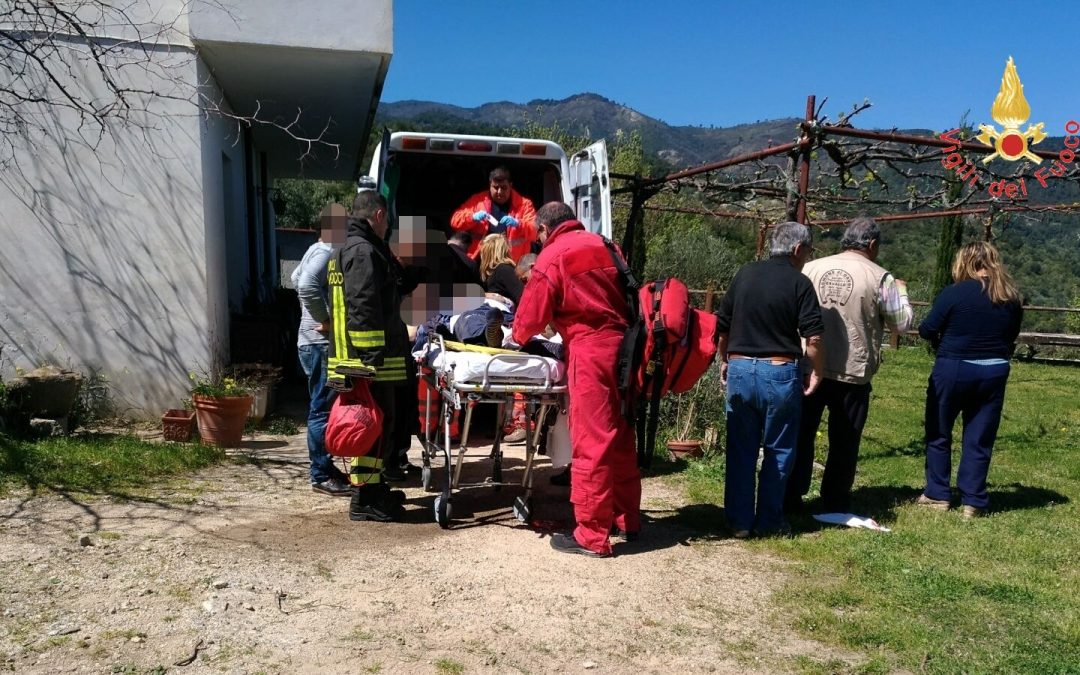 I soccorsi all'uomo rimasto ferito