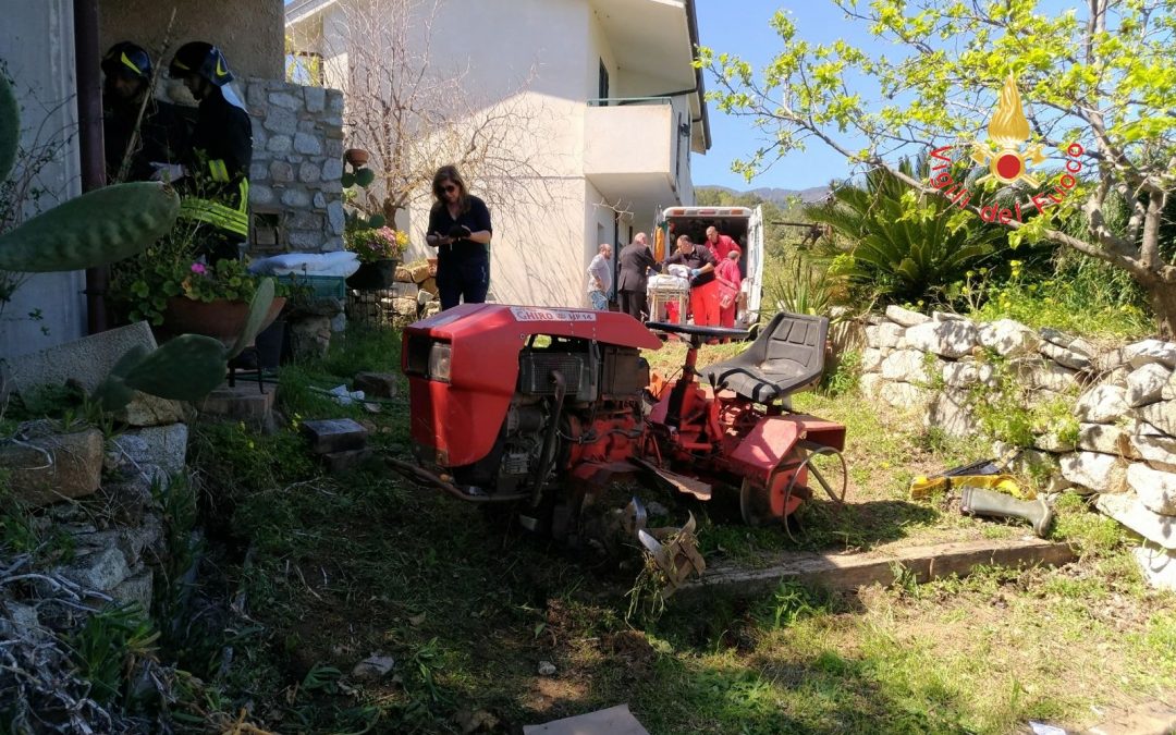 FOTO – Incidente in campagna, resta incastrato con le gambe nel motozappa: salvato nel Catanzarese