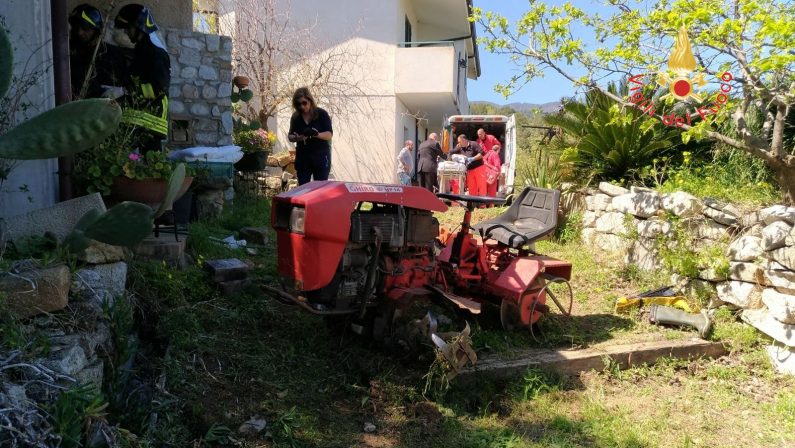 FOTO - Incidente in campagna, resta incastrato con le gambe nel motozappa: salvato nel Catanzarese