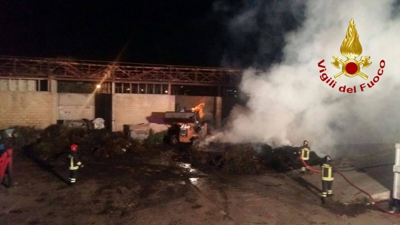Incendio nell'isola ecologica, paura nel CrotoneseRischio allarme ambientale dopo il rogo di rifiuti