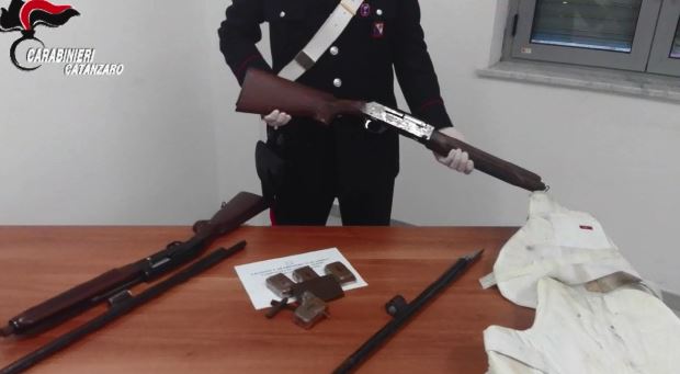 Droga e armi, arrestato a Lamezia dopo inseguimento Bloccato con mezzo chilo di hashish e due fucili