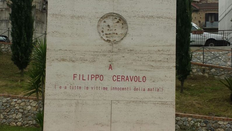 Danneggiata la stele in memoria di Filippo CeravoloIl giovane vibonese è vittima innocente di mafia