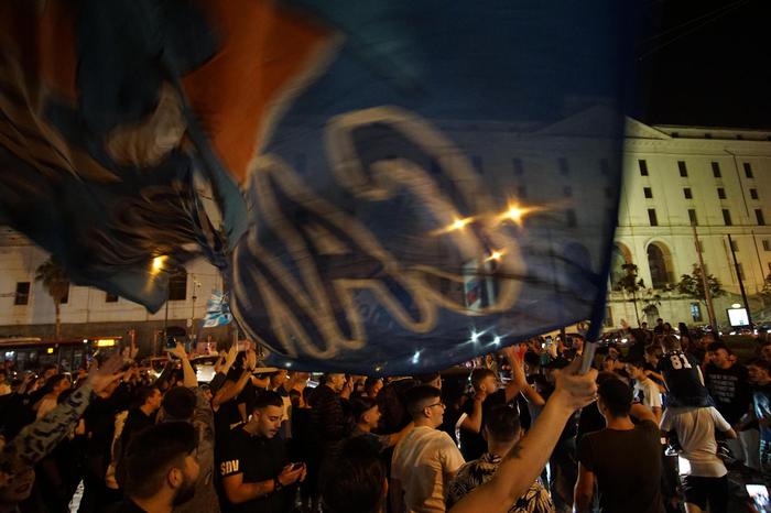 Il Napoli espugna lo Stadium, -1 dalla Juve: in 15 mila accolgono la squadraUna giornata