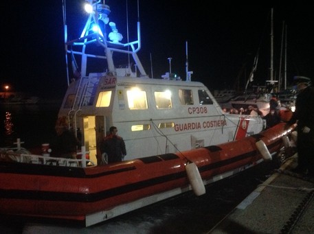 Nuovo sbarco, 65 migranti arrivano in barca a vela: salvati nel Reggino