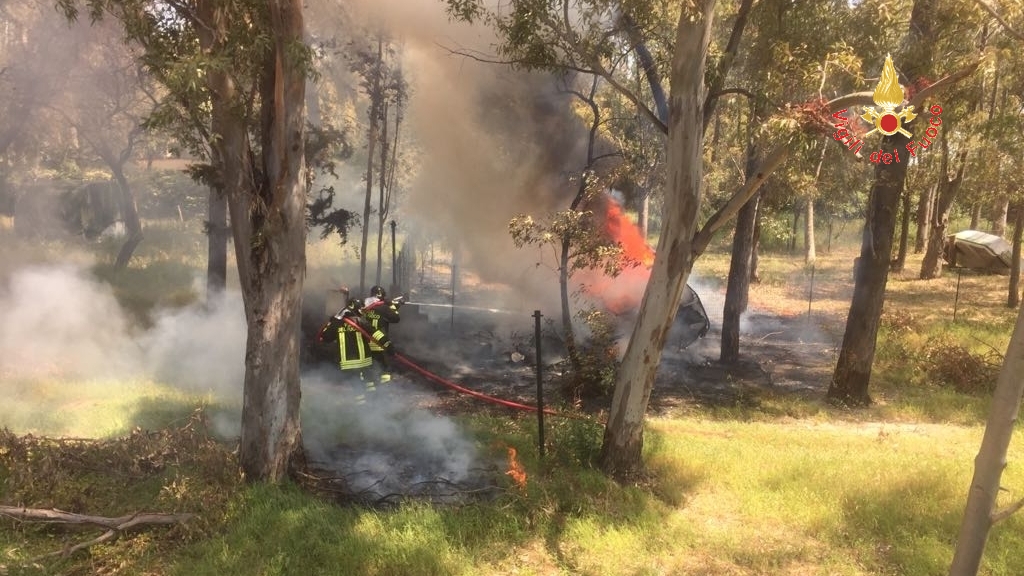 L'incendio di pineta e roulotte