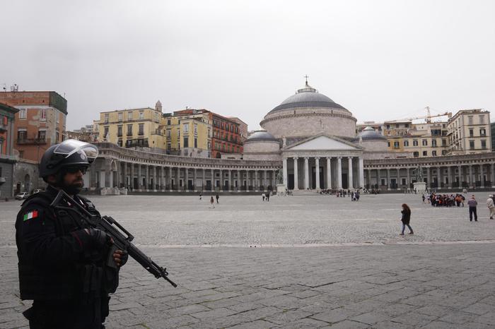 Terrorismo a Napoli, fermato un migrante: dovevo lanciarmi con auto su folla