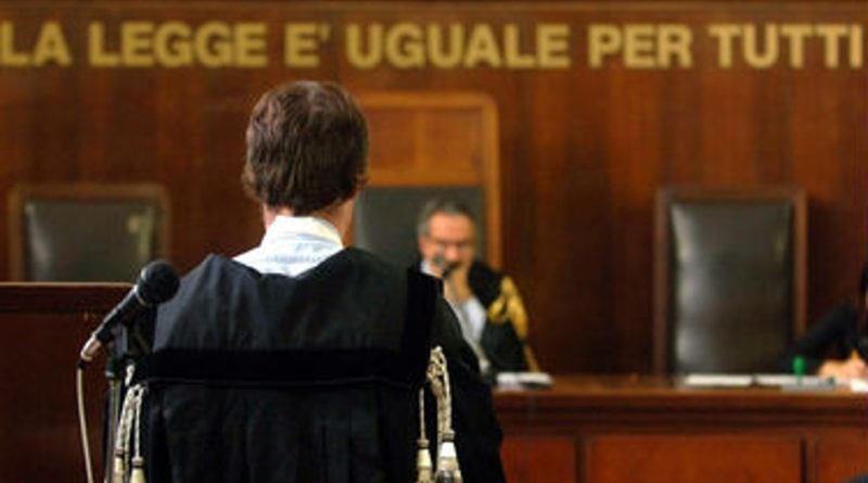 Un'aula di tribunale