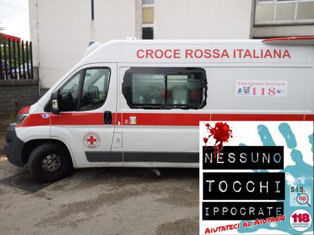 Rompe portellone di vetro di un'ambulanza a Napoli