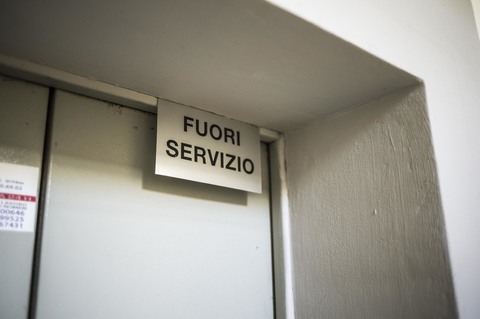Ottantenne “costretta” in casa per un ascensore rotto  La denuncia del consigliere comunale di Catanzaro Veraldi