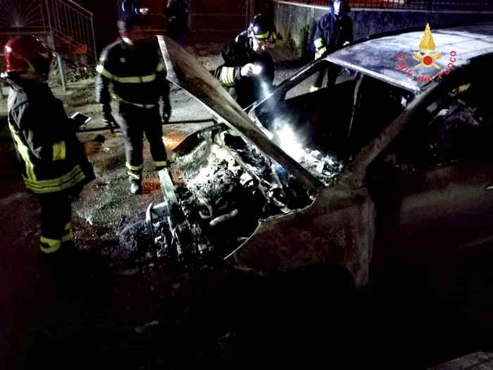 Lamezia Terme, auto in fiamme in pieno centroL'incendio ha coinvolto 2 veicoli danneggiando un portone