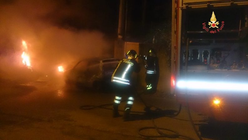 Si uccide per amore della ex, ma i carabinieri indaganoCadavere scoperto in un'auto data alle fiamme a Soverato