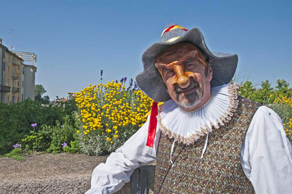 Maschere italiane di scena a Parma, piace GiangurgoloPersonaggio di Catanzaro interpretato da Enzo Colacino