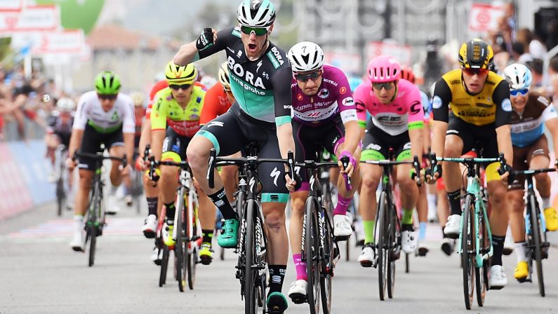 La tappa Calabrese del Giro di Italia va a BennettL'irlandese batte Viviani in volata a Praia a Mare