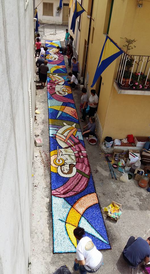 Fede e tradizioni, torna la “Infiorata di Potenzoni”  Nel Vibonese le strade ornate di tappeti floreali