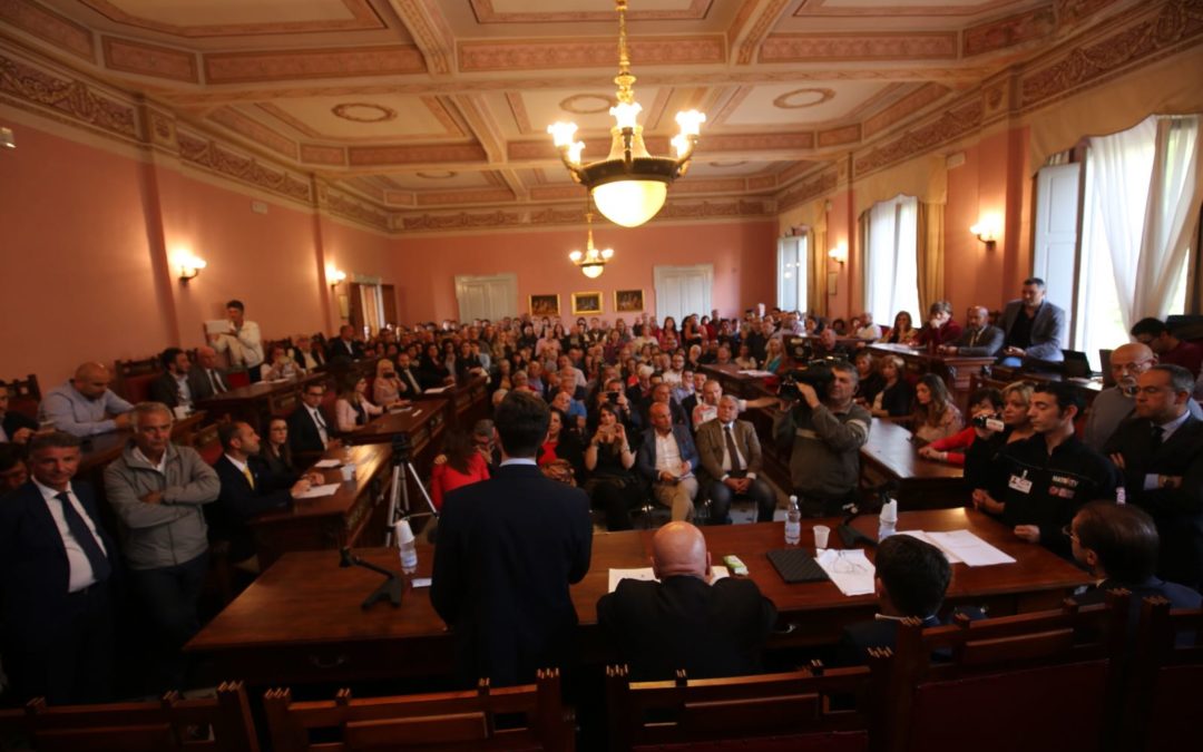 La folla presente all'incontro con Mario Oliverio