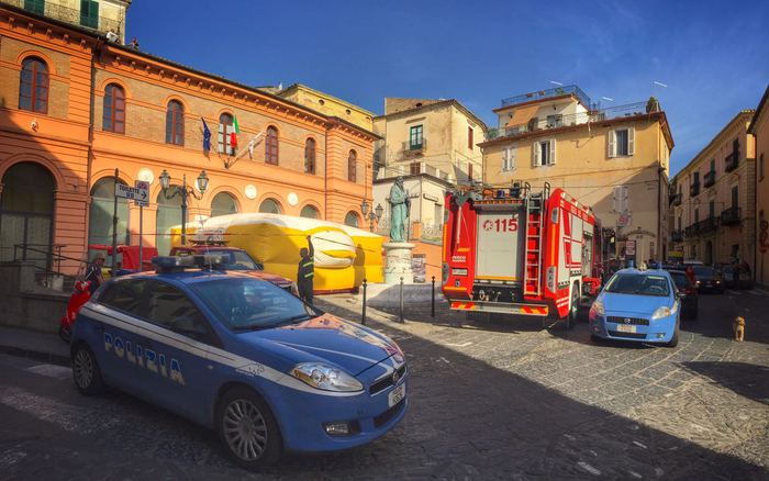 Corigliano-Rossano, senza lavoro minacciano di buttarsi dal tettoLa protesta si chiude con la promessa di un contratto