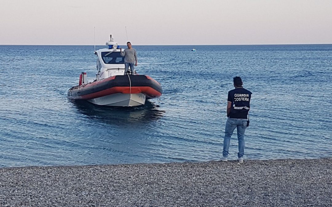 La motovedetta impegnata nelle ricerche