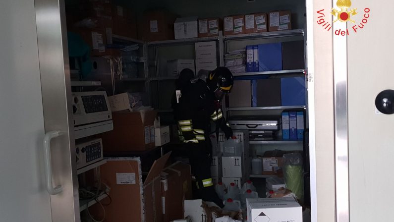 Acido in un deposito dell'ospedale di CatanzaroVigili del fuoco mettono in sicurezza l'area