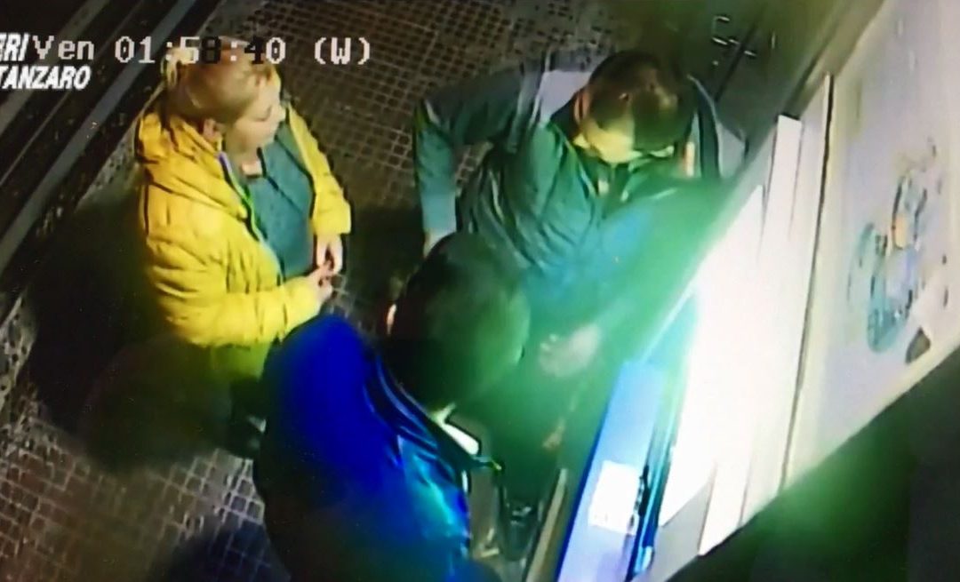 Alcuni componenti della banda ripresi al Bancomat