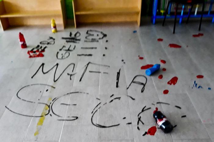 Raid in una scuola del napoletano: sul pavimento la scritta “mafia”