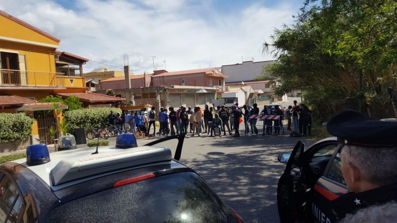 Immigrati minorenni protestano e bloccano stradaChiedono pagamenti rimborsi giornalieri, disagi a Vibo
