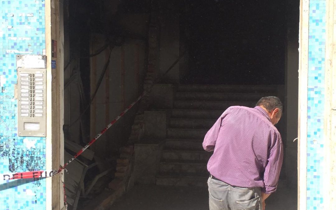 FOTO – Attentato a Cosenza, bomba distrugge alcuni negozi in centro