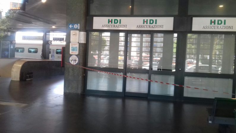 FOTO - Valigia sospetta, chiusa la stazione centrale di Reggio Calabria