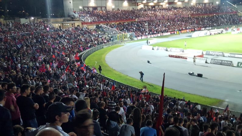 Il Cosenza torna in Serie B, la città intera fa festaIn serata il raduno di tifosi e squadra al San Vito-Marulla