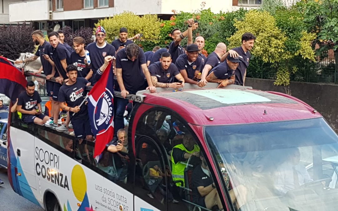 La festa dei giocatori del Cosenza per la promozione