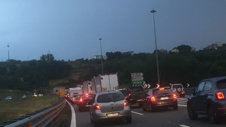 Incidente sull'autostrada del Mediterraneo nel CosentinoFerite alcune persone, lunghe file per gli automobilisti