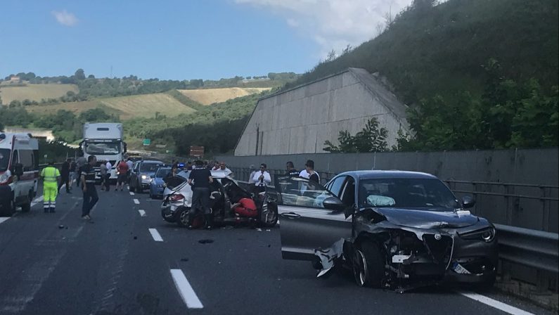 FOTO - Incidente stradale sull'A2 del MediterraneoLe immagini dello scontro, coinvolti un camion e 2 auto