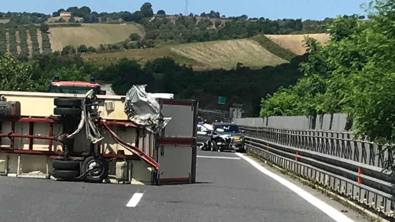 Incidente stradale sull'A2 del Mediterraneo nel viboneseCoinvolti un camion e due auto, tre le persone ferite