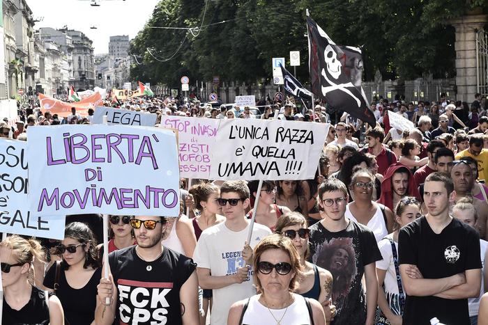 Omicidio di Soumaila Sacko, corteo a MilanoContestato Salvini, bruciata una bandiera della Lega