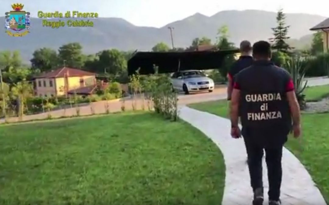 Un momento del sequestro dei beni