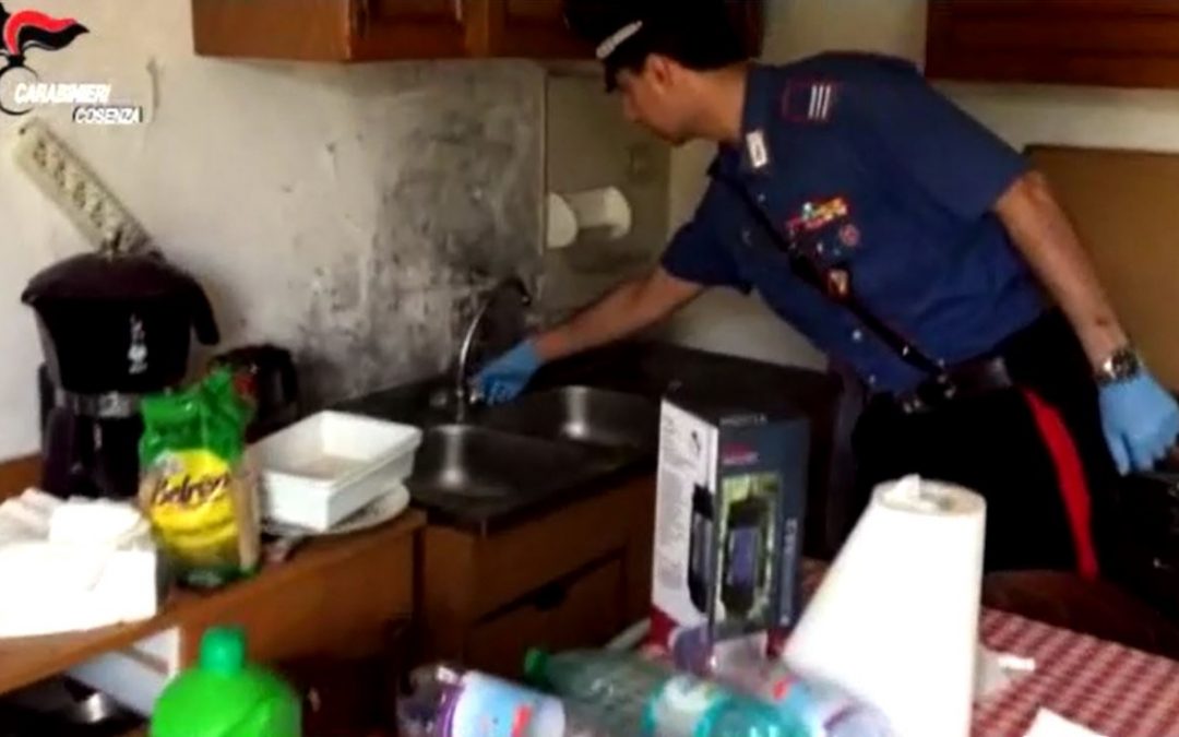 VIDEO – Abbandona la moglie disabile tra rifiuti ed escrementi: il video del sopralluogo nella casa