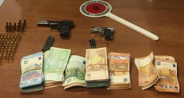 Armi e 235mila euro in contanti scoperti nel RegginoIn manette due uomini e una donna dopo perquisizione