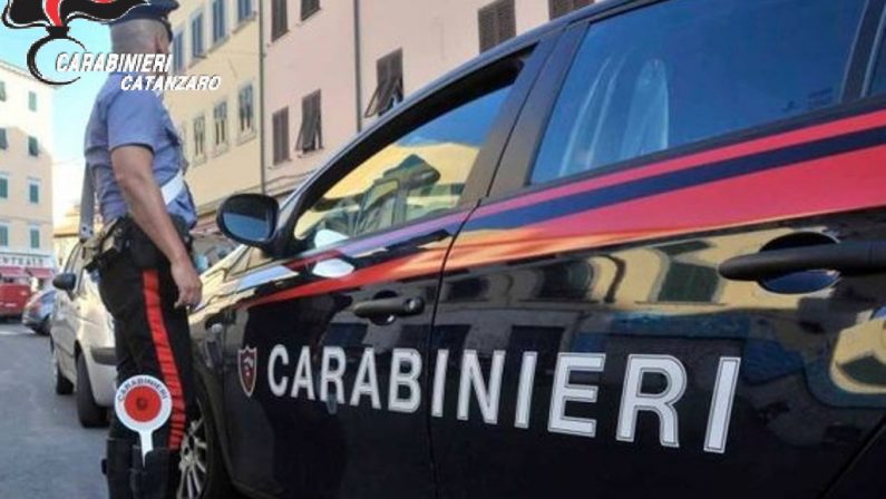 Tentata violenza nel napoletano: picchia e ustiona la moglie davanti ai figli: arrestato