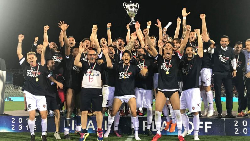 Calcio, la grande festa del Cosenza: è in serie B  Tre gol contro il Siena regalano il sogno promozione